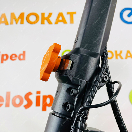 Электросамокат-Kugoo-G2-Max-механизм-складывания-вблизи
